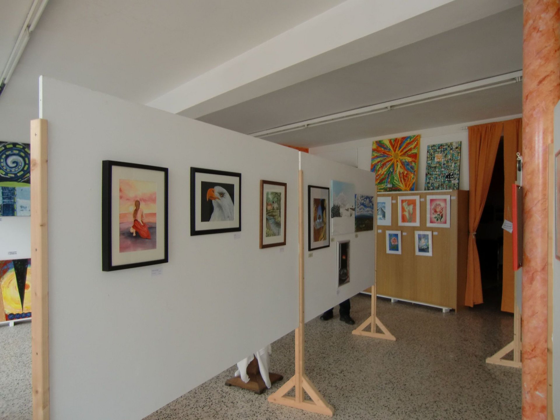 Innenraum der Galerie mit Kunstwerken