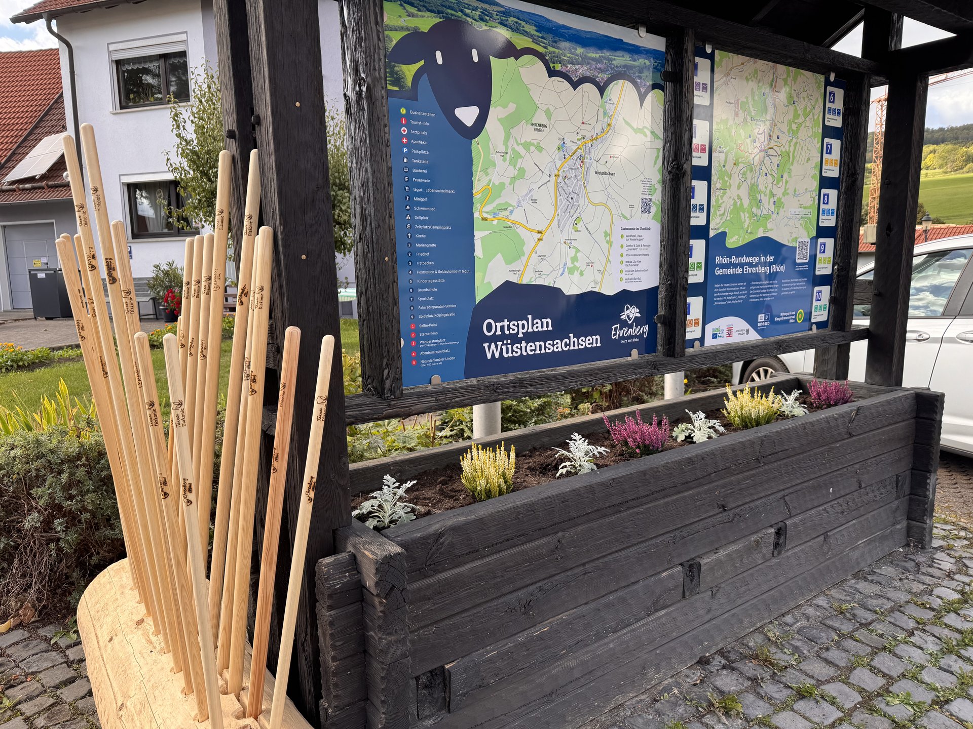 Die Stöckestation steht neben der Wandertafel. Hier können sich Wanderer einen Wanderstock ausleihen.