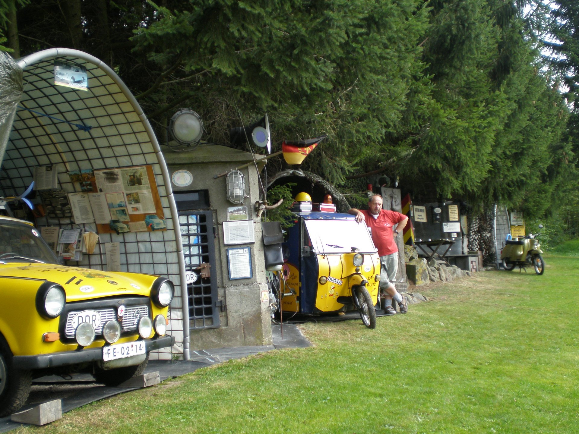 Außenanlage DDR-Grenzmuseum mit Exponaten
