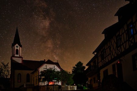 Licht aus, Sterne an - Sternenhimmel über der Kirche Wüstensachsen