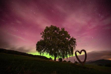 Polarlichter über dem Herz-Selfie-Point Wüstensachsen