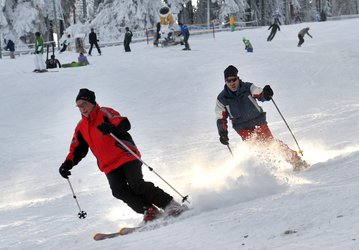 2 Skifahrer auf der Piste