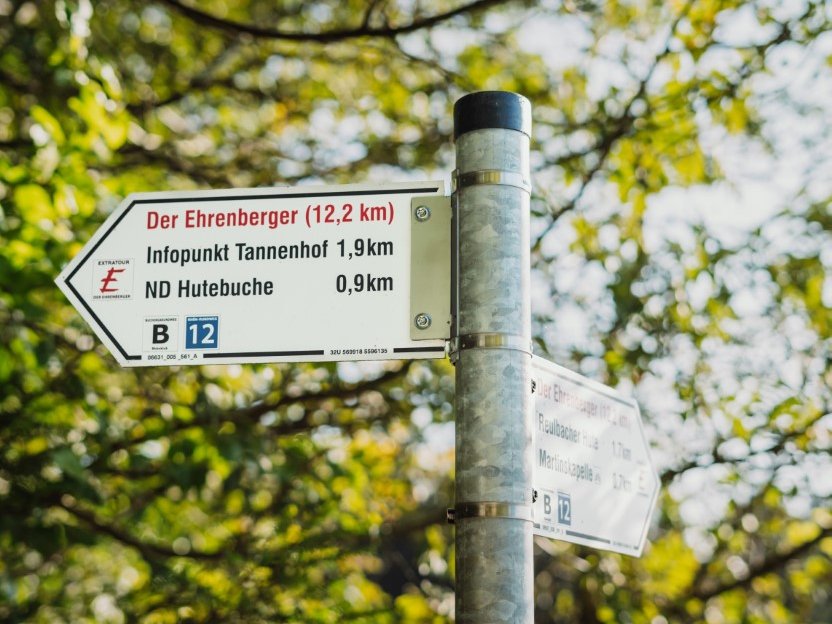 ein Wanderschild der Ehrenberger Extratour