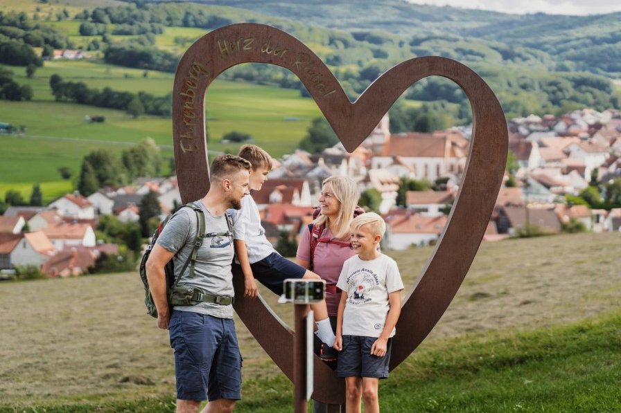 eine junge Familie verwendet den Selfie-Point in Ehrenberg