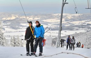 Märchenwiesenlift Wasserkuppe Skifahrer im Lift auf der Wasserkuppe