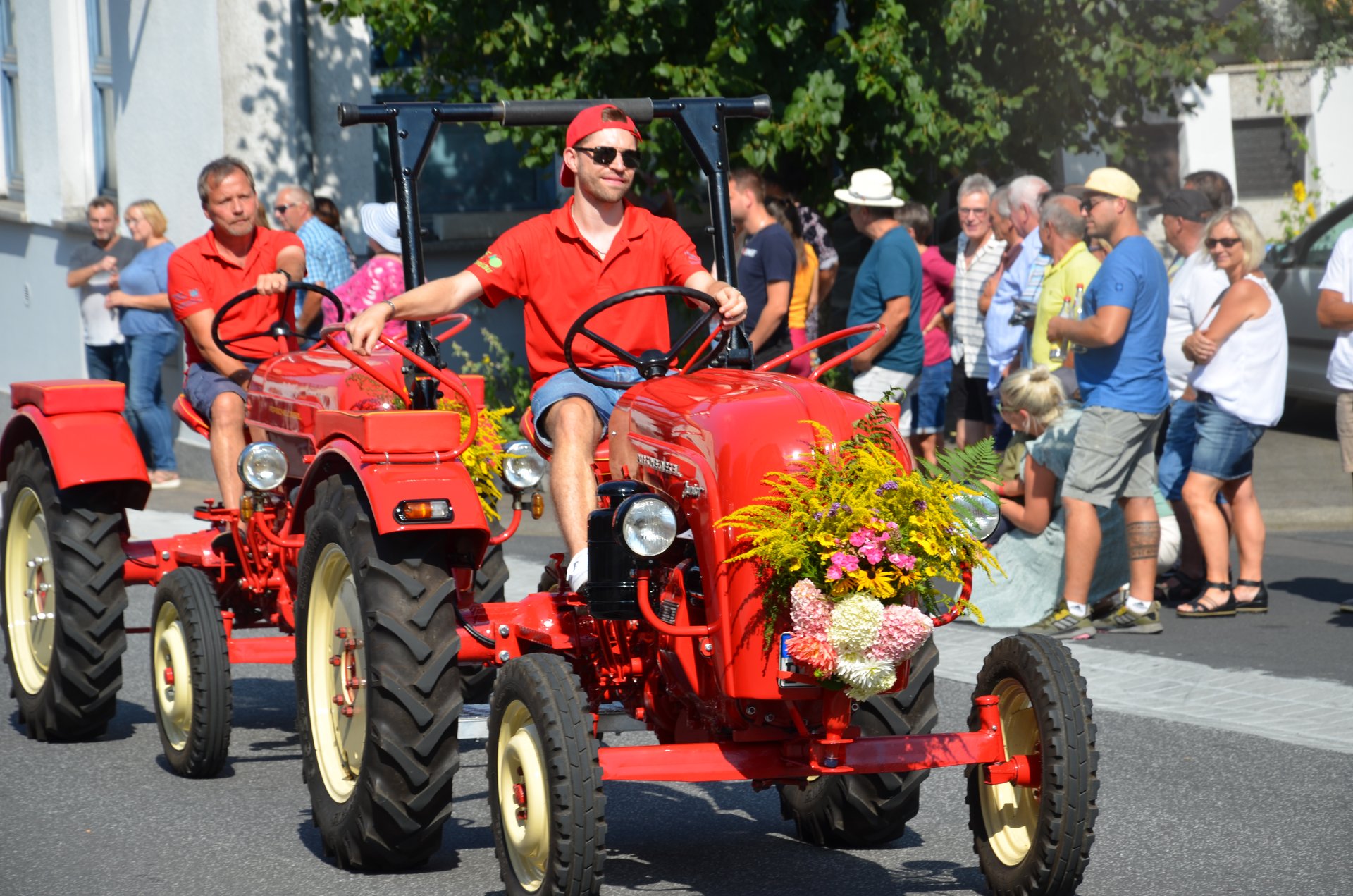 2 Porsche Traktoren beim Festzug