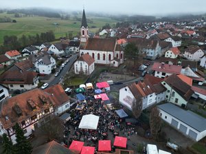 Drohnenaufnahme vom Ehrenberger Adventsglühen 2025