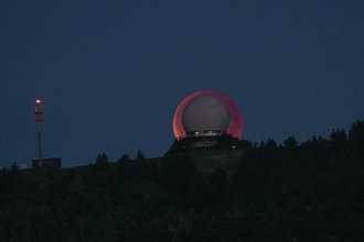 Das Radom auf der Wasserkuppe bei einer Mondfinsternis