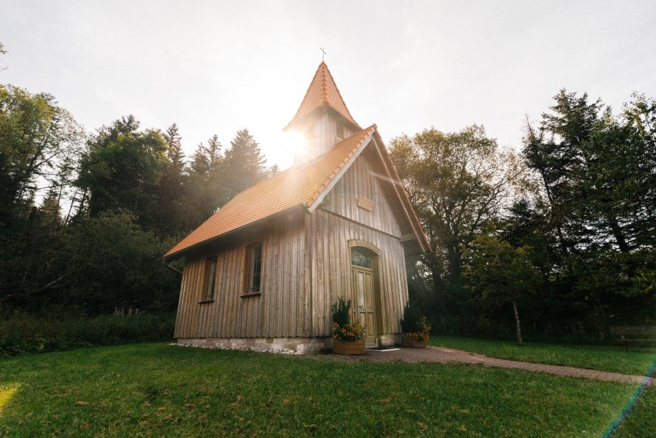 St. Martinskapelle wird von der Sonne angestrahlt