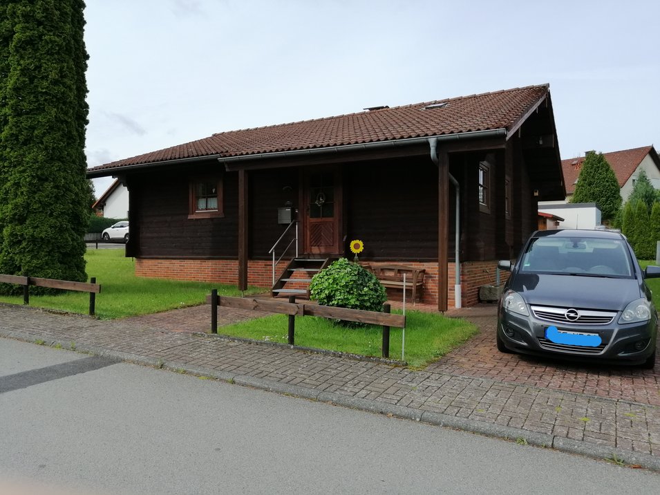 Außenansicht Holzhaus in Wüstensachen