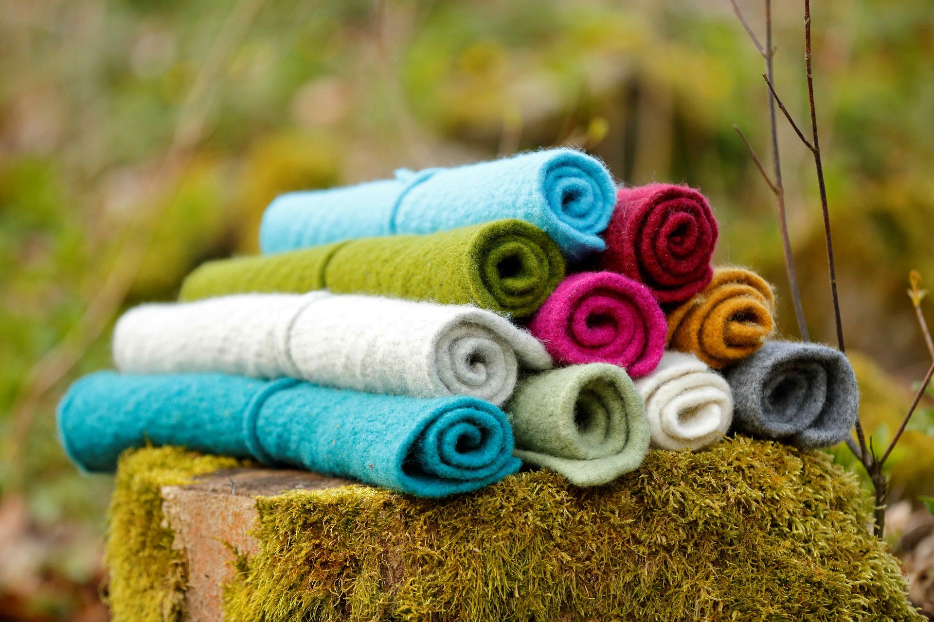 Wollprodukte aus Schafwolle in schönen Farben