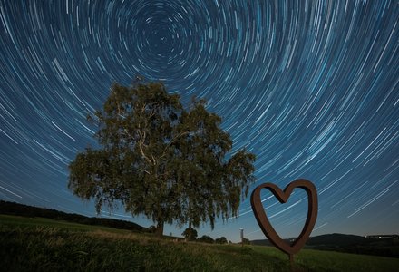 Startrail über dem Herz-Selfie-Point