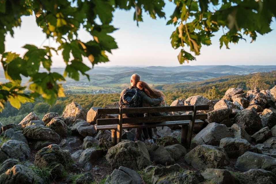 ein junges Pärchen sitzt auf einer Bank und genießt den Ausblick vom Schafstein