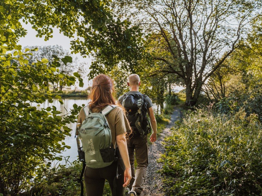 ein junges Pärchen wandert um den Reulbacher Weiher