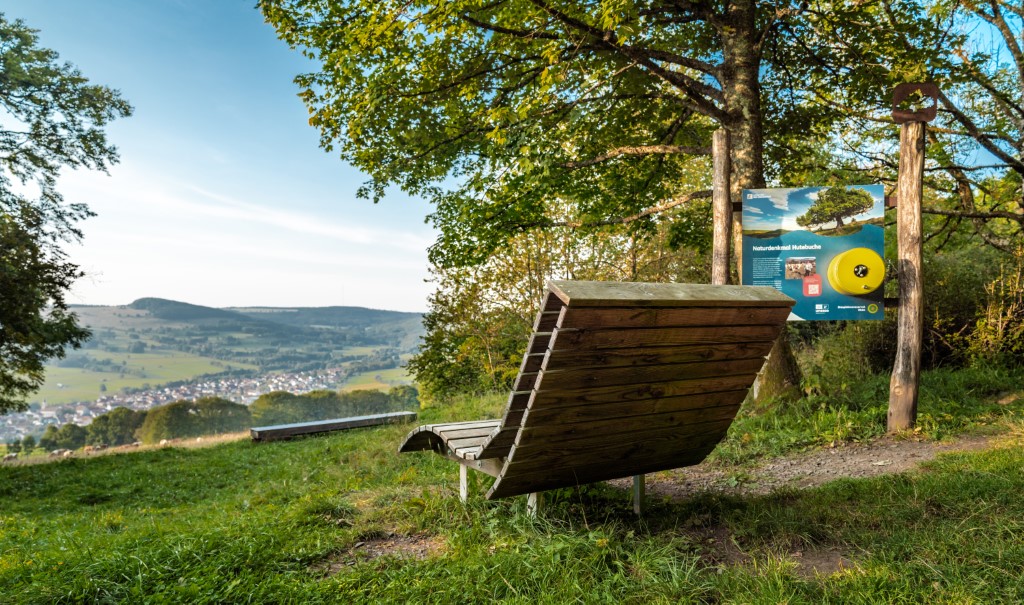 Ruhebank an der Hutestation mit Informationstafel