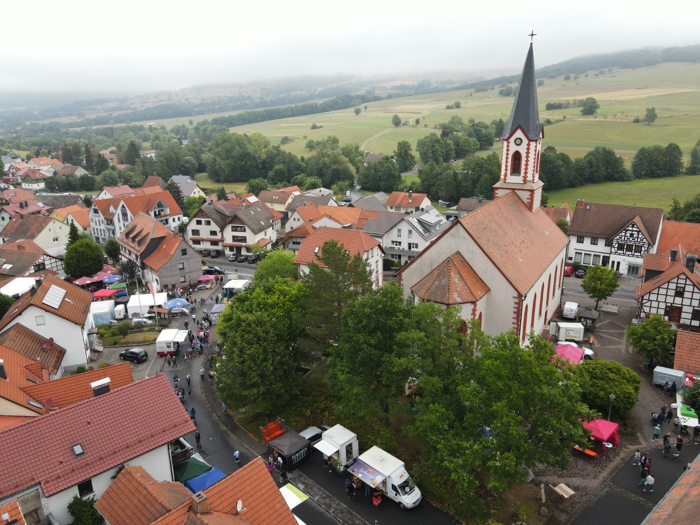 Blick von oben auf das Markttreiben beim Ehrenberger Bürgerfest