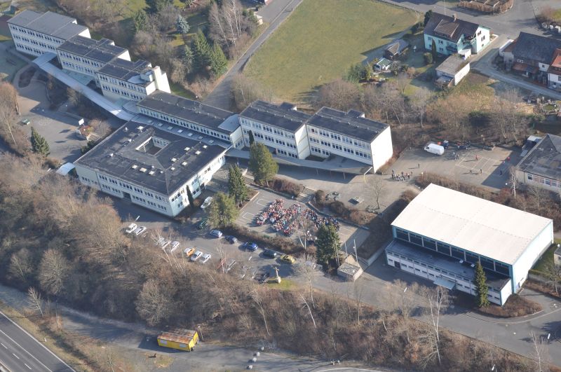 Bild der Mittelpunktschule Hohe Rhön in Hilders aus der Luft