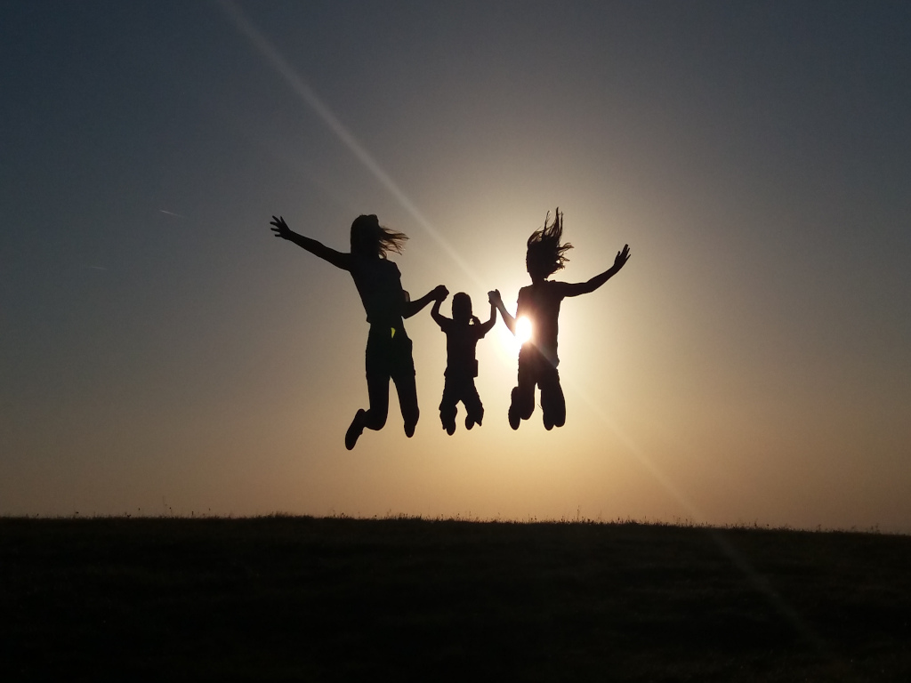 Sonnenuntergang, Kinder springen in die Luft