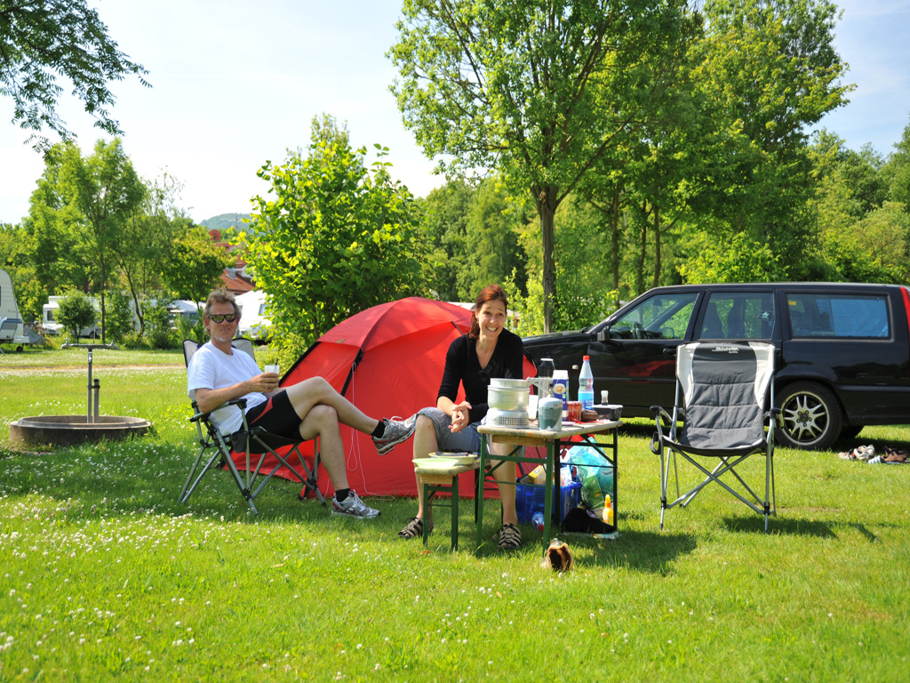 Camper mit Zelt