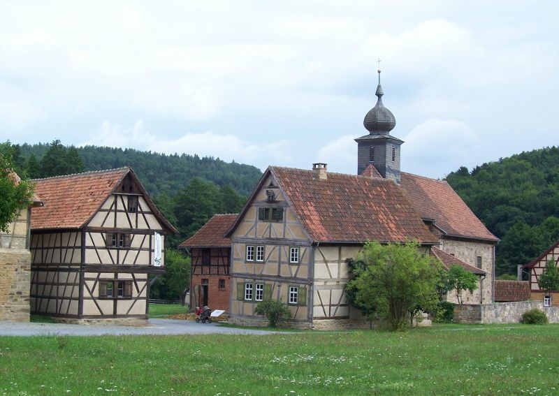 historische Kirche und Gehöft im Freilandmuseum Fladungen