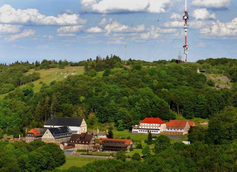 Luftaufnahme des Wallfahrtsortes Kloster Kreuzberg