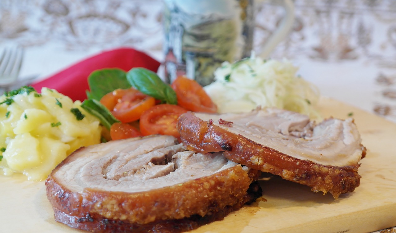 Spießbraten mit diversen Salaten