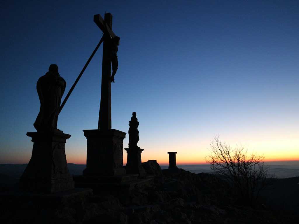 Kreuzigungsgruppe auf der Milseburg beim Sonnenuntergang