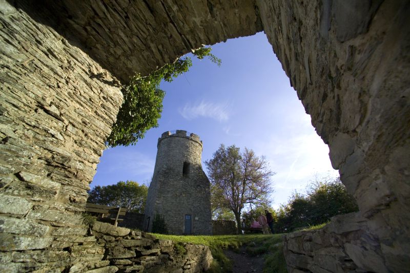 Ebersburg - Turm der Burgruine mit umliegender Mauer