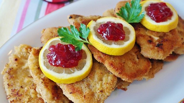 Schnitzel mit Zitronenscheiben und Preiselbeeren
